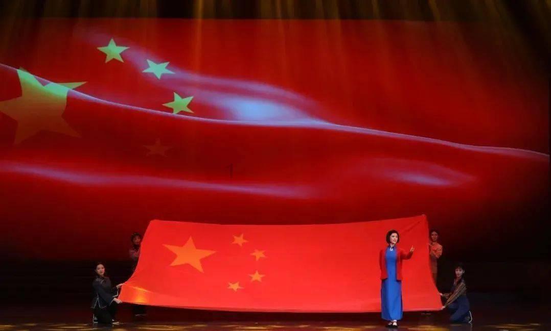 三轮车上老人侧身倒地疼痛难忍司机奔赴现场救助